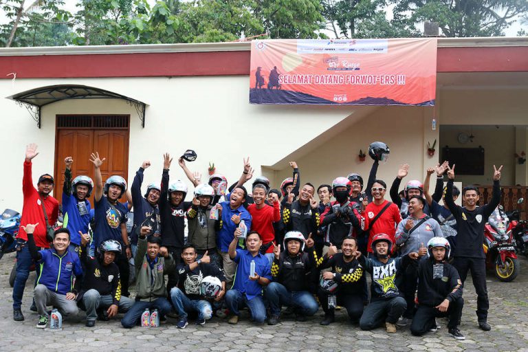 Unik, FORWOT Bagi-Bagi Helm Bertuliskan Pesan Keselamatan