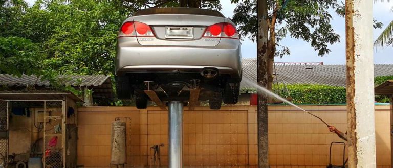 Jangan Cuma Perhatikan Wiper dan Ban di Musim Hujan, Kolong Mobil Juga Perlu