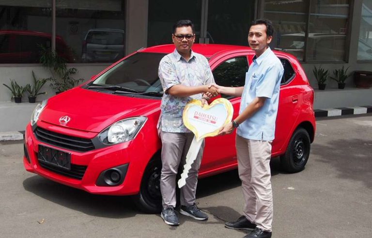Gara-Gara Beli Oli Genuine Pria ini Dapat Mobil Daihatsu Ayla Gratis