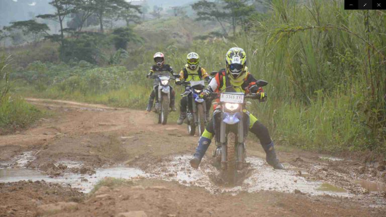 Tips Dasar Cara Aman Trabas di Jalur Off Road Pakai Sepeda Motor
