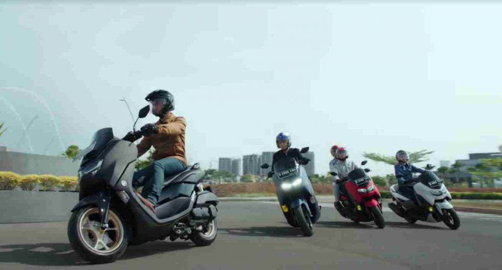 Ban sepeda motor Yamaha Nmax melakat di jalanan.
