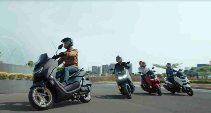 Ban sepeda motor Yamaha Nmax melakat di jalanan.