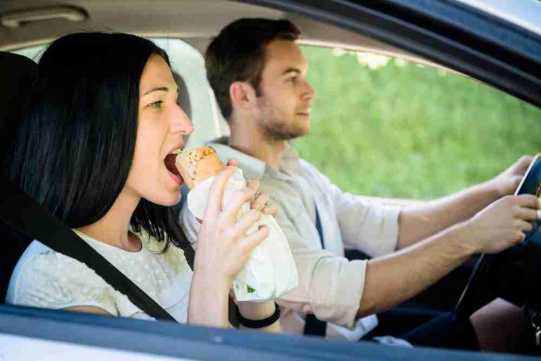 3 Makanan yang Cocok Disantap Untuk Menemani Perjalanan Menggunakan Mobil