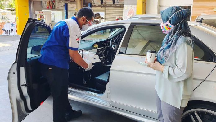 Layanan Desinfeksi dan Bagi-Bagi Masker di SPBU Shell