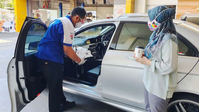 Layanan Desinfeksi dan Bagi-Bagi Masker di SPBU Shell