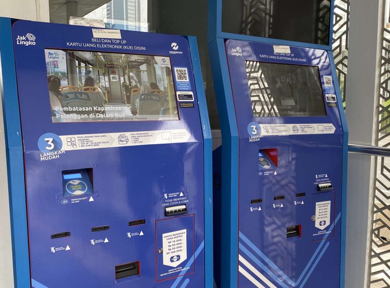 Naik TransJakarta  Kini Bisa Isi Ulang Kartu Uang Elektronik Pakai Mesin