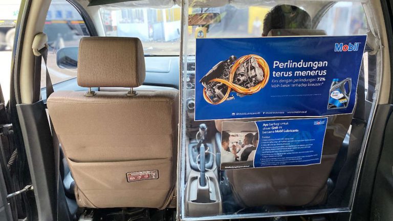 Antisipasi Sebaran Virus Corona, Mobil™ Lubricants Sumbang Partisi di Unit GrabCar