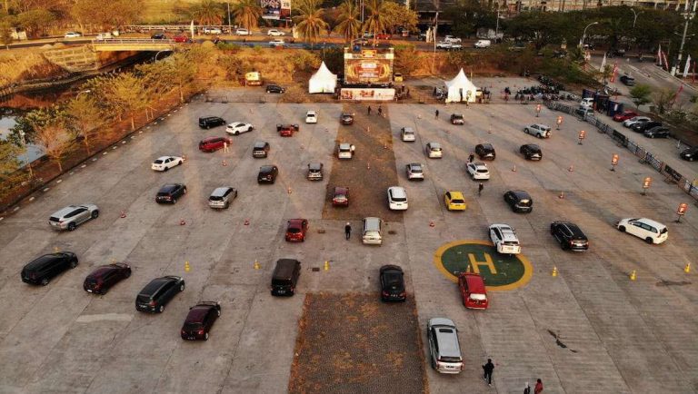 Keseruan Drive-in Cinema Konsumen Mitsubishi Motors di Makassar