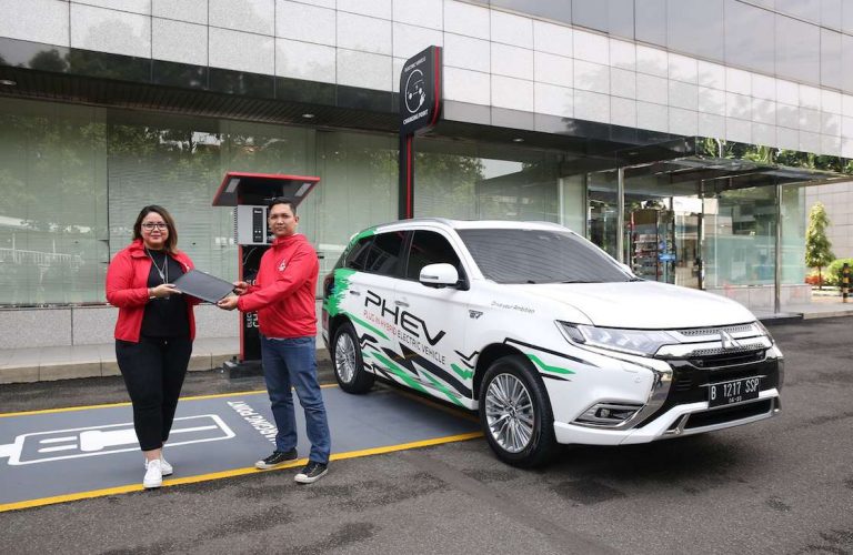 Satu-Satunya Taksi Online Pakai Mitsubishi Outlander PHEV, Ketemu Bisa Bawa Untung!