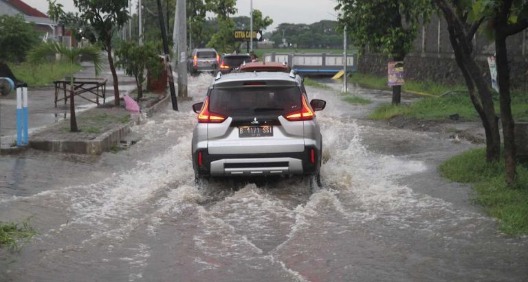 Pemilik Mobil Jangan Paksa Lewati Genangan Air Kalau Belum Paham Tekniknya