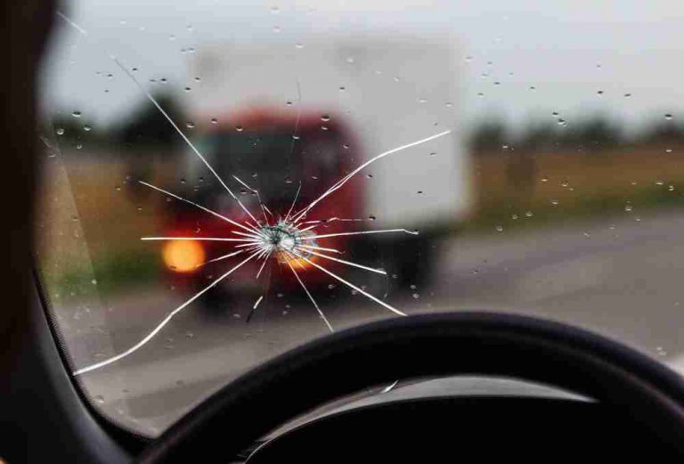 4 Tanda Bahwa Kaca Mobil Depan Perlu Diganti