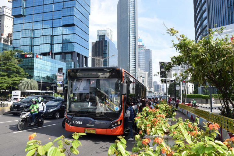 Hei Warga Jakarta, Catat Aturan Pembatasan Jumlah Penumpang dan Jam Operasional Transportasi Umum
