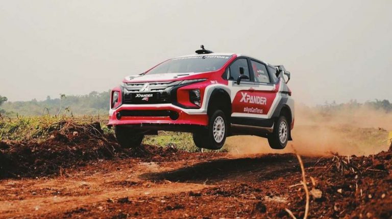 Rifat Sungkar Bikin Mitsubishi Xpander AP4 ‘Terbang’ di Sirkuit Reli
