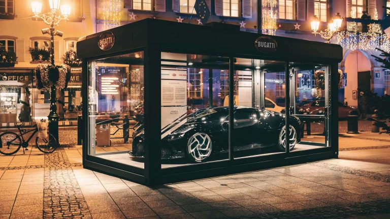 Sambut Natal dan Tahun Baru Bugatti Pamer Mobil Termahal di Pinggiran Jalan