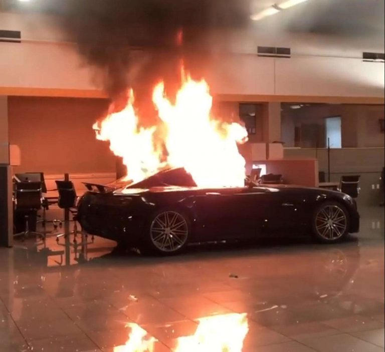 Kacau, Mobil-Mobil Premium di Dealer Dijarah dan Dibakar Massa