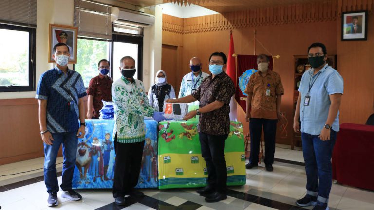 Anjurkan Pola Hidup Sehat ke Masyarakat, FIFGROUP Bagikan APD Standar