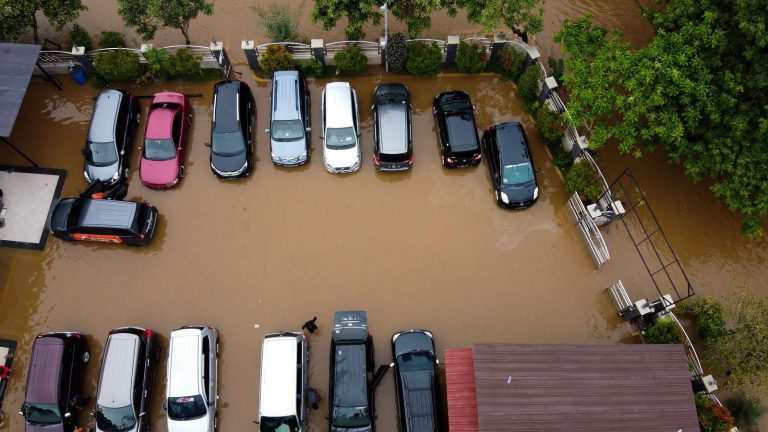 Jangan Nyalakan Mobil Pasca Terendam Banjir, Ini Alasannya