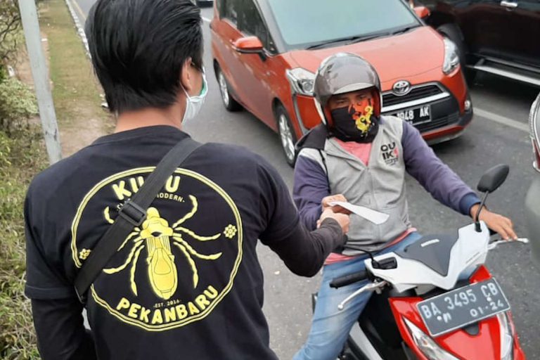 Kutu Community Pekanbaru Bagi-Bagi Masker Gratis di Kota Terdampak Asap