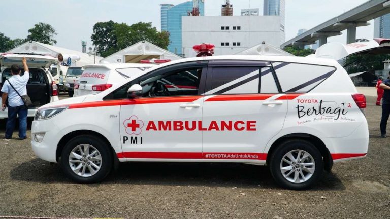 Donasi 5 Kijang Innova Berbentuk Ambulance dari Toyota Indonesia untuk PMI