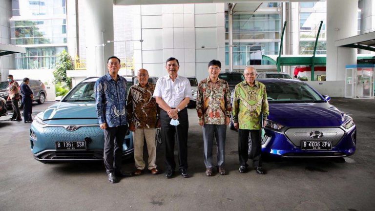 Dua Mobil Listrik Hyundai Diperkenalkan ke Luhut Binsar Pandjaitan