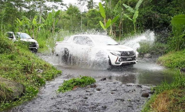 Genangan Air Saat Hujan, Mobil Harus Hindari atau Terabas?
