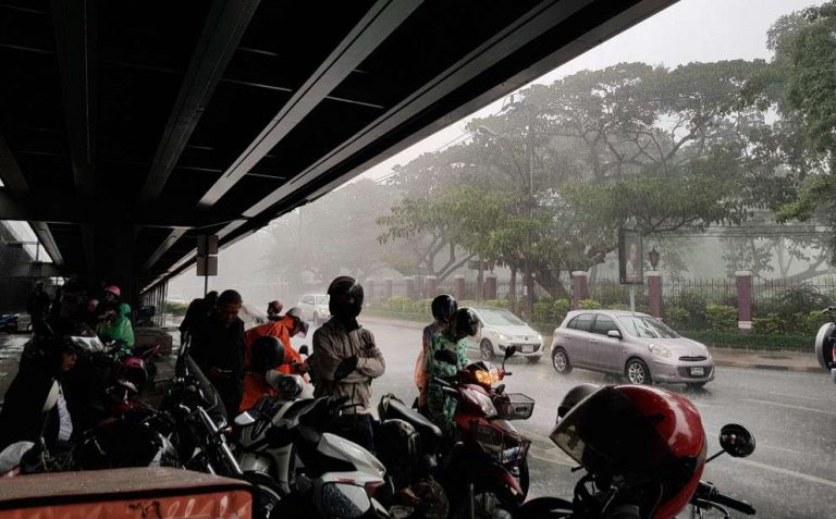 Catat, Berteduh di bawah Jembatan Saat Hujan Ternyata Melanggar Lalu Lintas