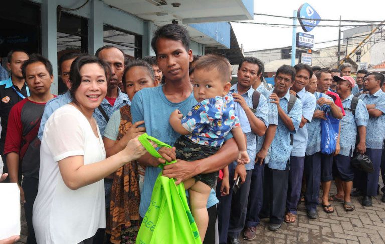 Bluebird Group Santuni Ratusan Driver Taksi Korban Kebanjiran
