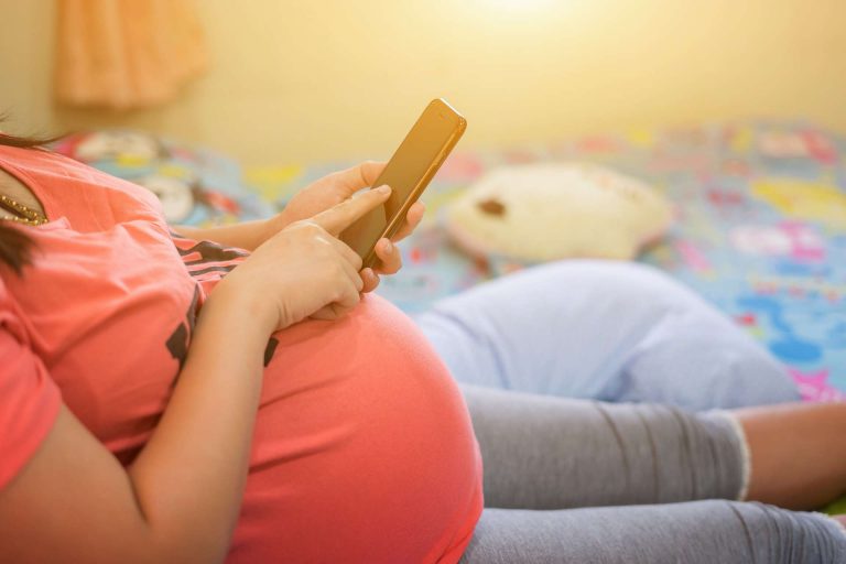 Moms Lagi Hamil? Ingat, Radiasi Handphone Lebih Berbahaya Daripada Pintu Mesin X-Ray