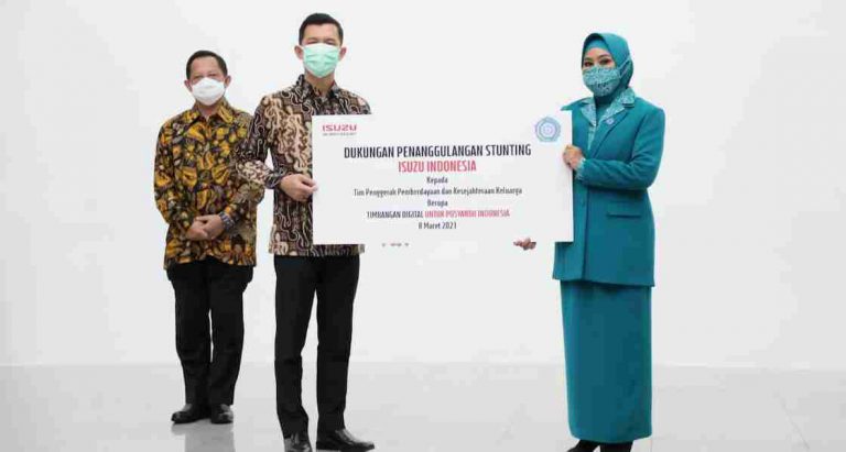 Peduli Kesehatan Balita, Isuzu Donasikan Ratusan Timbangan Digital ke Posyandu