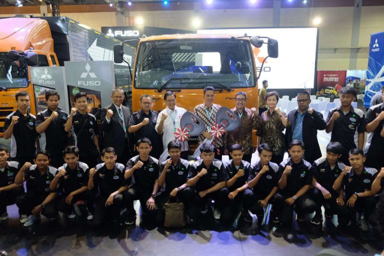 Puluhan Pelajar Geruduk Booth Fuso di GIICOMVEC 2020