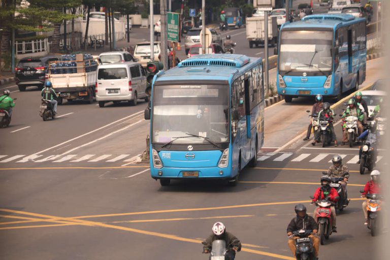 TransJakarta Tambah 123 rute, Tapi Jumlah Penumpang Kini Dibatasi