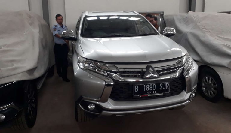 KPK Lelang 3 Unit Mobil Mewah Hasil Eksekusi Barang Rampasan