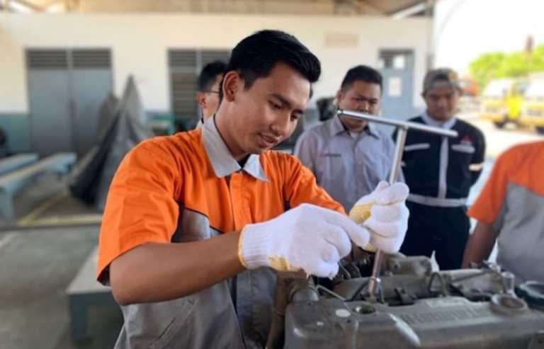 28 Guru SMK Dapat Pelatihan Kurikulum Pelatihan Otomotif Mitsubishi Fuso