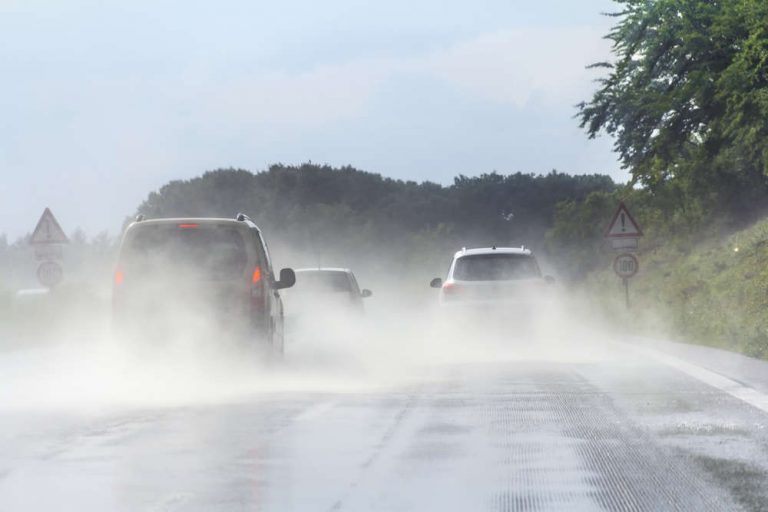 Hujan Jalanan Tergenang Air dan Licin? Ini Cara Menghindari Aquaplaning