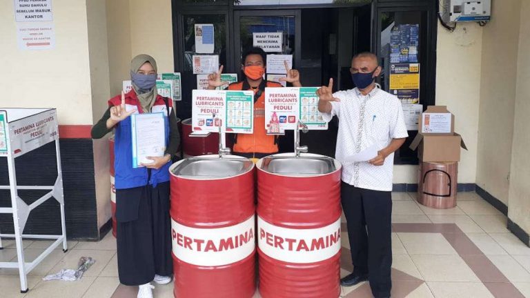 Pertamina Lubricants Donasikan Wastafel Berbahan Drum Bekas