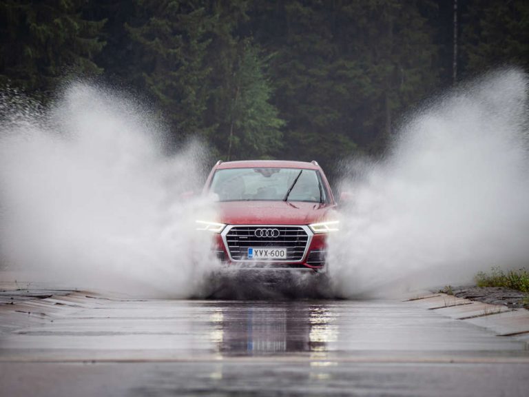 Bahaya Mobil Mengalami Aquaplaning Saat Musim Hujan, Begini Cara Menghindarinya
