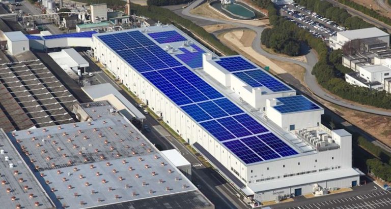 Fasilitas Produksi Mobil Listrik Mitsubishi Kini Pakai Rooftop PV System