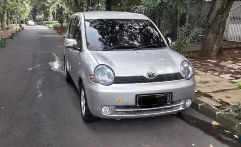 Mobil Bekas Langka, Ada Toyota Sienta Generasi Pertama Status CBU di OLX