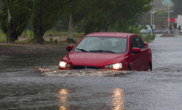 Hal yang Harus Dilakukan Pengemudi Jika Terjebak Dalam Mobil Saat Banjir