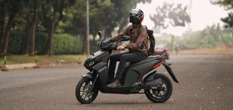 Hematnya Punya Motor Listrik GESITS, Sekarang Bisa Dibeli Langsung di Flagship Store Jakarta Timur