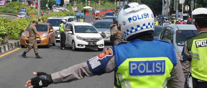 Ilustrasi polisi tertibkan kendaraan yang hendak menuju puncak.