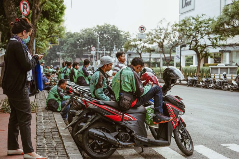 Solusi Pemerhati Transportasi Hadapi Fenomena Ojol yang Parkir Sembarangan