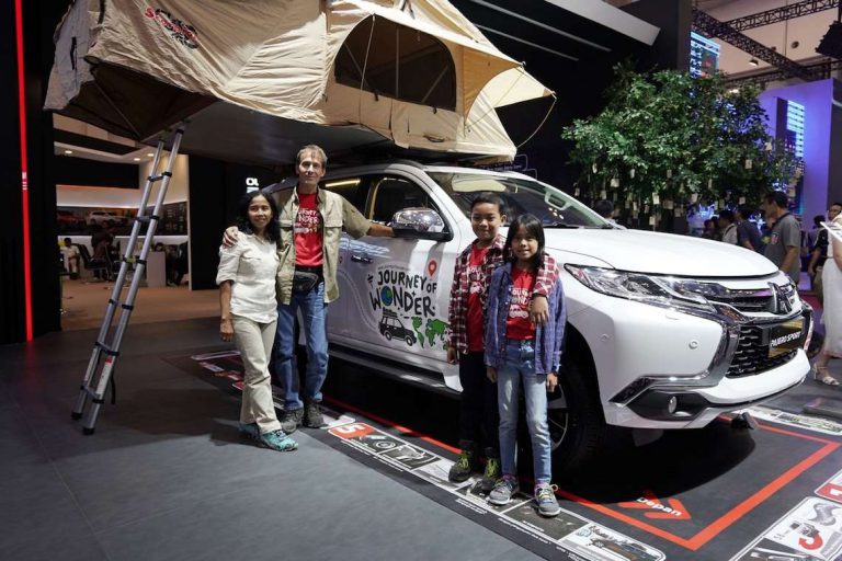 Keluarga Ini Keliling Dunia Pakai Mobil ‘Cappuccino’