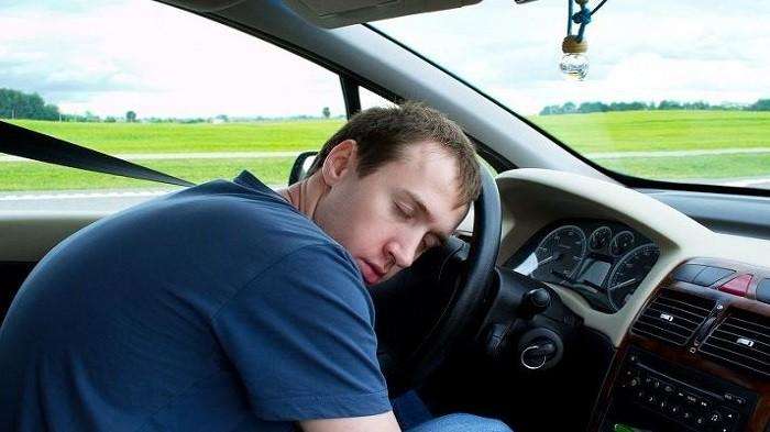 Dilarang Tidur di Dalam Mobil Saat Mesin Menyala