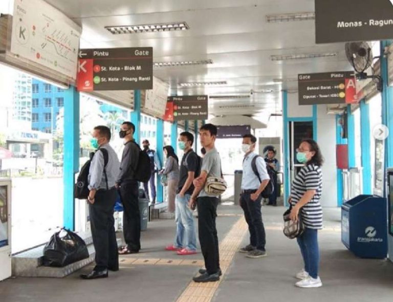 Tanpa Masker Penumpang Dilarang Naik Tansjakarta, MRT, LRT, Commuter Line Sampai KA Bandara