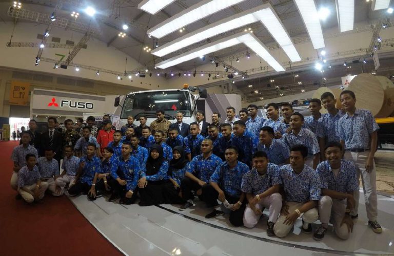 Booth Truk Fuso Diserbu Siswa Sekolah, Kenapa Ya?