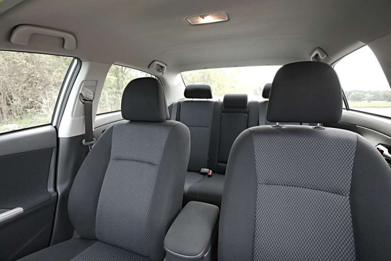 Jangan Dilepas Ya, Pentingnya Headrest di Jok Mobil