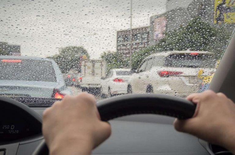 3 Cara Jitu Menghilangkan Embun di Kaca Mobil Saat Hujan