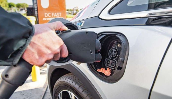 Cara Pemerintah Edukasi Agar Masyarakat Beralih ke Kendaraan Listrik