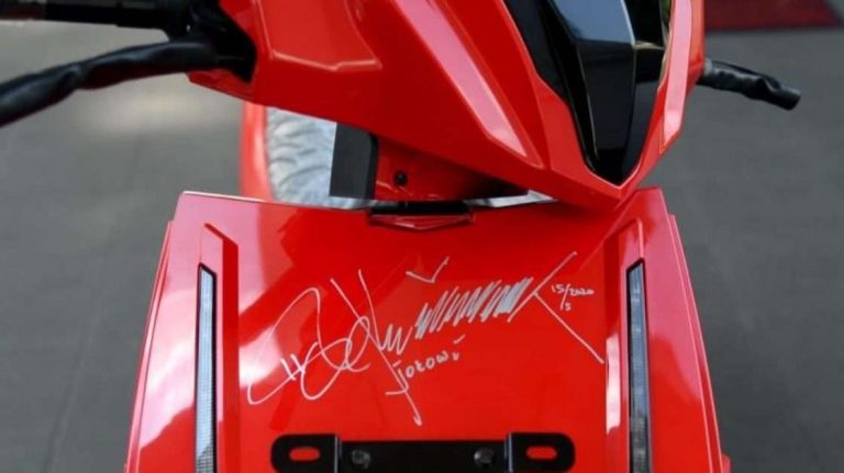 Edan! Motor Listrik Bertandatangan Jokowi Laku 2,5 Miliar Rupiah